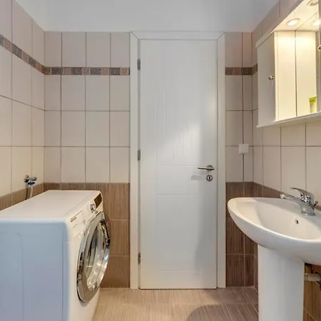 Waterview Semesterbostad Kini